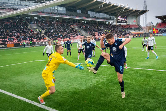 Malmö FFs Markus Rosenberg gör 0-4 målet bakom Örebros målvakt Oscar Jansson