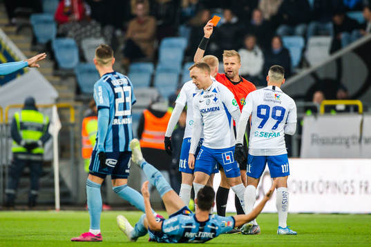 IFK Norrköpings Gudmundur Thórarinsson tilldelas en