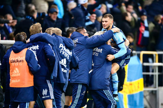 Djurgårdens Jesper Karlström jublar efter mål 2-2 av Djurgårdens Mohamed Buya Turay