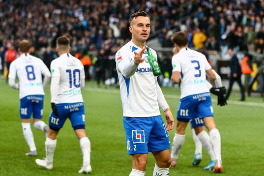 IFK Norrköpings Henrik Castegren kastar bort en flaska från planen