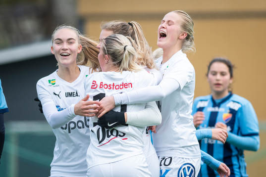Umeås spelare jublar efter 1-2