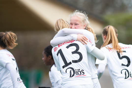 Umeås Alma Uvell jublar efter 1-2