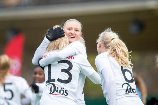 Umeås Kajsa Ekström jublar efter 1-2