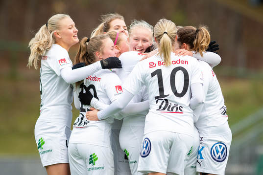Umeås spelare jublar efter 1-3