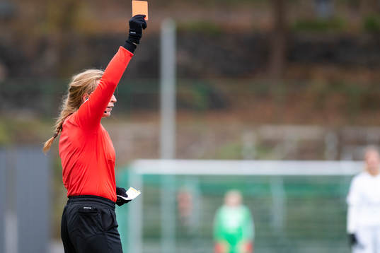 Domare Annica Torkelsson visar ett rött kort