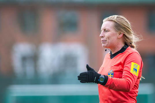 Domare Annica Torkelsson gestikulerar