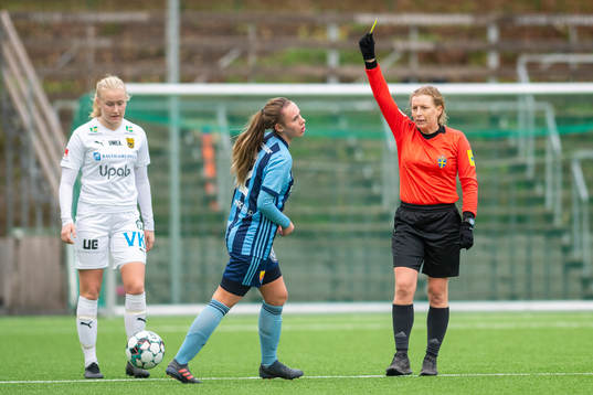 Domare Annica Torkelsson visar ett gult kort