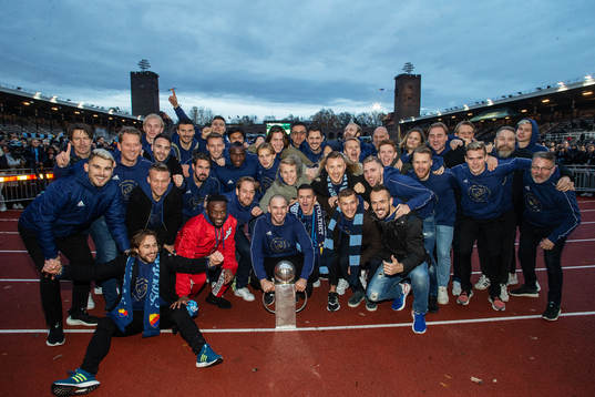 Marcus Danielson  med lagkamrater och Lennart Johanssons