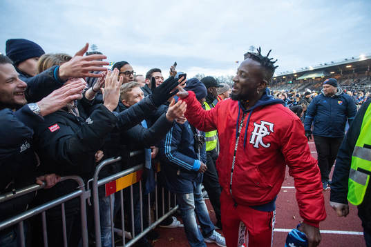 Mohamed Buya Turay hälsar på supportrar