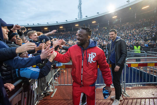 Mohamed Buya Turay hälsar på supportrar