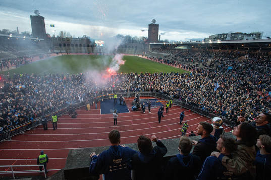 Marcus Danielson med lagkamrater lyfter Lennart Johanssons