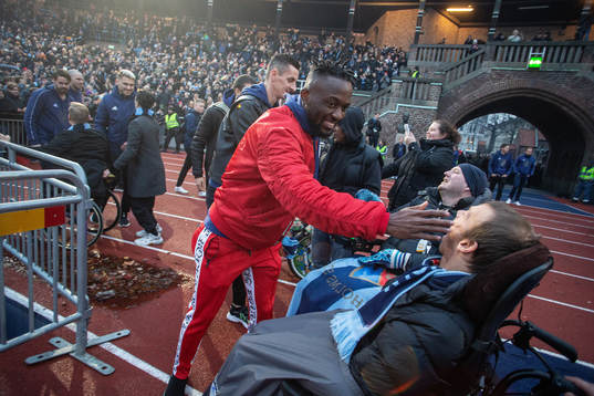 Mohamed Buya Turay hälsar på supportrar