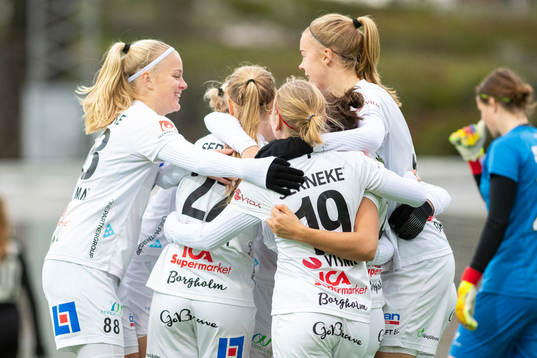 Växjös spelare jublar efter 0-2 målet