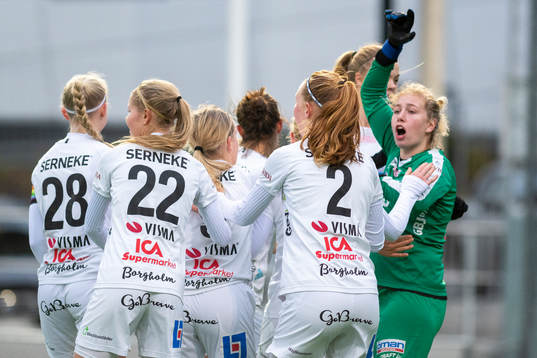 Växjös spelare jublar efter straffräddning