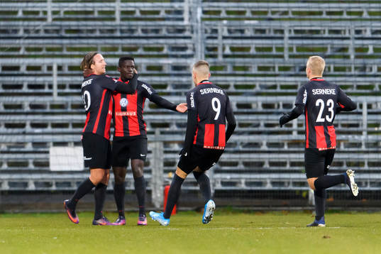 Brommapojkarnas Eric Johana Omondi jublar