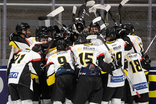 Södermanlands spelarna jublar