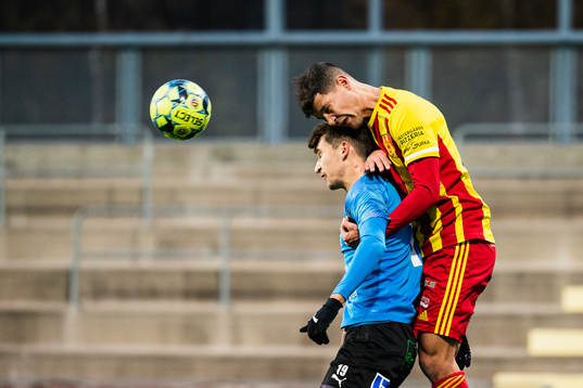 Halmstads Rasmus Wiedesheim-Paul och Syrianskas Mauricio