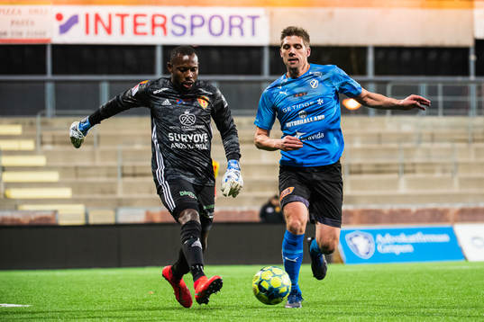 Halmstads Mikael Boman och Syrianskas målvakt Dwayne St Aubyn Miller