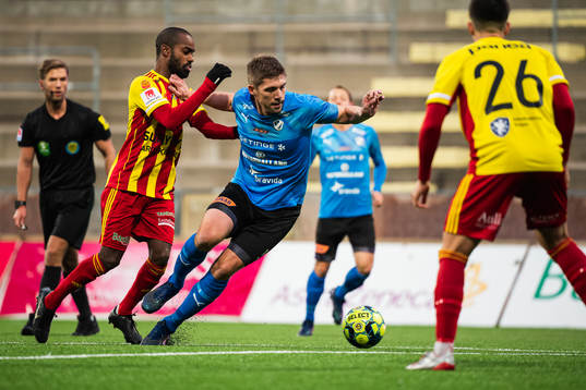 Halmstads Mikael Boman och Syrianskas Success Chimankpa