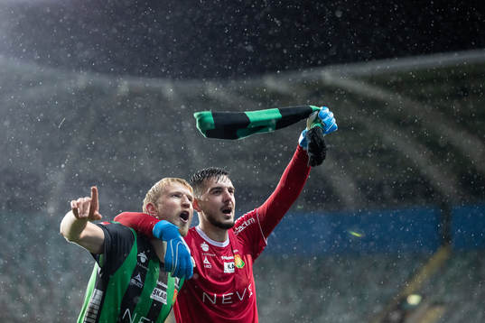 GAIS Carl Elfgren Nyström och målvakt Marko Johansson jublar