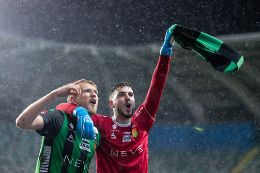 GAIS Carl Elfgren Nyström och målvakt Marko Johansson jublar