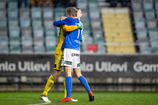 Trelleborgs Niklas Bröndsted Vesterlund jublar ihop med målvakt Philip Mårtensson