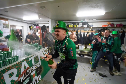 Varbergs Sebastian Möller jublar i omklädningsrummet