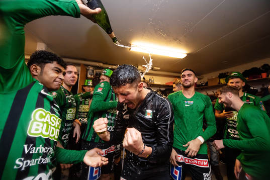 Varbergs Keanin Ayer Boya och Astrit Seljmani  jublar i omklädningsrummet