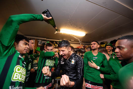 Varbergs Keanin Ayer Boya och Douglas Karlberg  jublar i omklädningsrummet