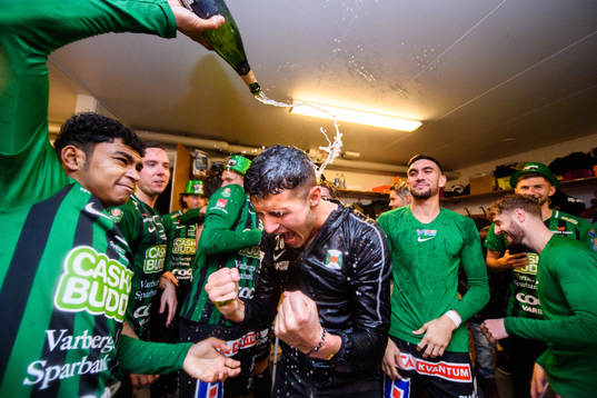 Varbergs Keanin Ayer Boya och Astrit Seljmani jublar i