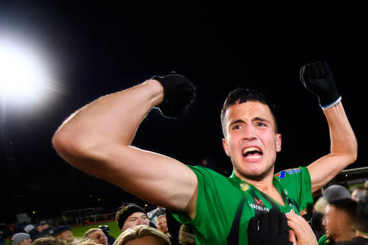 Varbergs Astrit Seljmani som sköt Varberg till Allsvenskan 2020 jublar på slutsignal