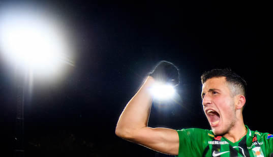 Varbergs Astrit Seljmani som sköt Varberg till Allsvenskan 2020 jublar på slutsignal