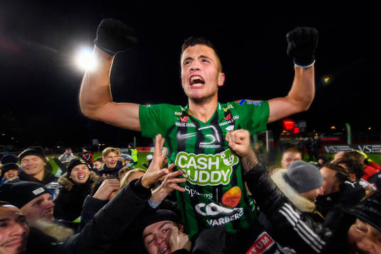 Varbergs Astrit Seljmani som sköt Varberg till Allsvenskan 2020 jublar på slutsignal