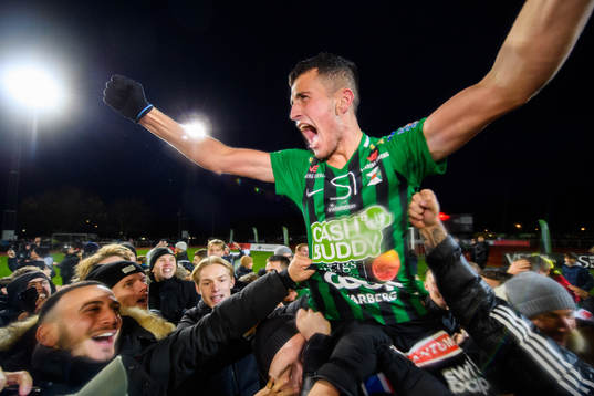 Varbergs Astrit Seljmani som sköt Varberg till Allsvenskan 2020 jublar på slutsignal