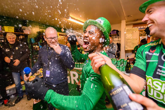 Hallands Nyheters reporter Simon Carlsson sprutas ner med champagne