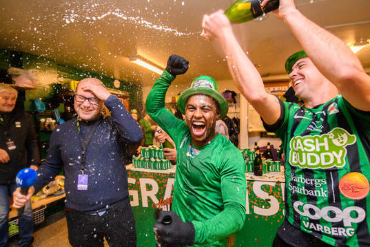 Hallands Nyheters reporter Simon Carlsson sprutas ner med champagne