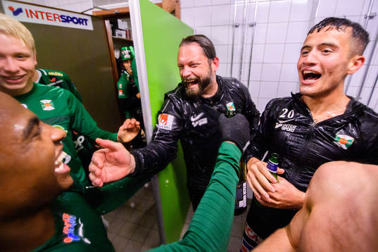 Varbergs tränare Joakim Persson och Astrit Seljmani jublar