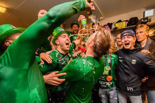 Varbergs Sebastian Möller och Anton Liljenbäck jublar i omklädningsrummet