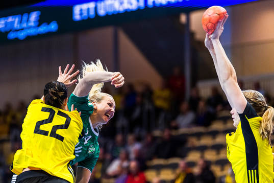 Önnereds Maja Eriksson skjuter mot blockerande Sävehofs