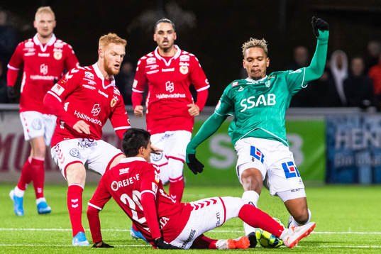 Kalmars Nils Fröling och Romário Pereira Sipião i kamp