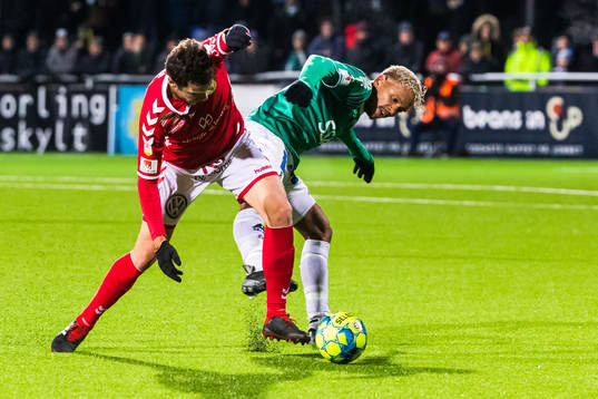 Kalmars Herman Hallberg och Brages Seth Kanteh Hellberg i