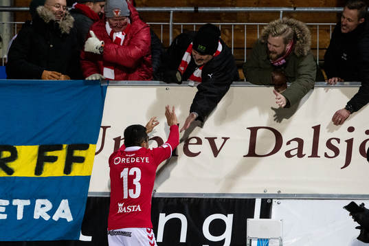 Kalmars Emin Nouri jublar med fansen