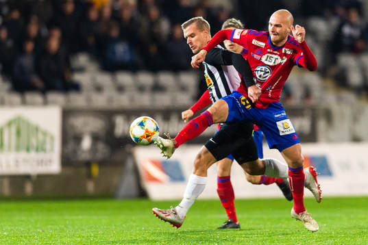 Landskronas Linus Olsson och Östers Jonathan Drott i kamp