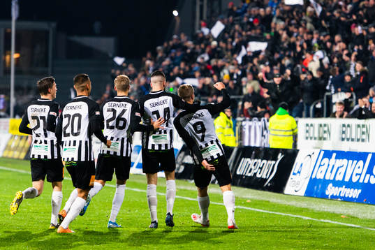 Landskronas Linus Olsson jublar med lagkamrater