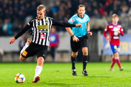 Landskronas Linus Olsson skjuter