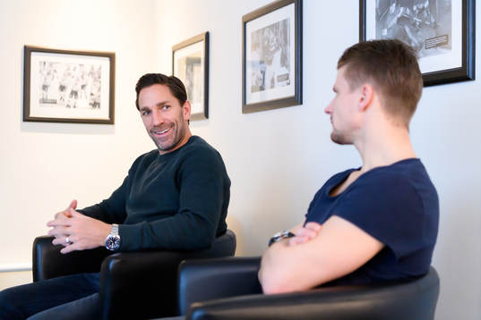 Frölundas Joel Lundqvist och Nicklas Lasu blir intervjuade