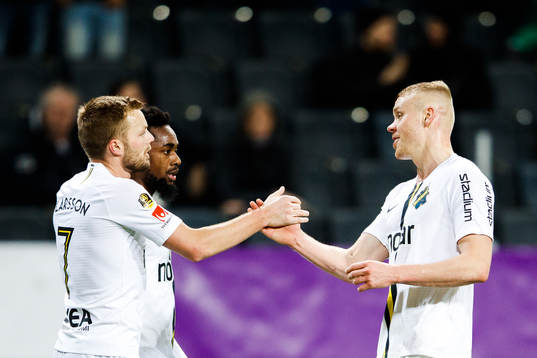 s Heradi Rashidi och Kolbeinn Sigthorsson jublar med Sebastian Larsson efter 0-1 under fotbollsmatchen i Svenska Cupen mellan Enskede och AIK den 9 november 2019 i Stockholm. 