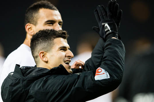 s Tarik Elyounoussi tackar publiken efter fotbollsmatchen i Svenska Cupen mellan Enskede och AIK den 9 november 2019 i Stockholm. 