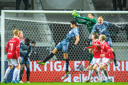 Kalmars målvakt Lucas Hägg-Johansson räddar skott