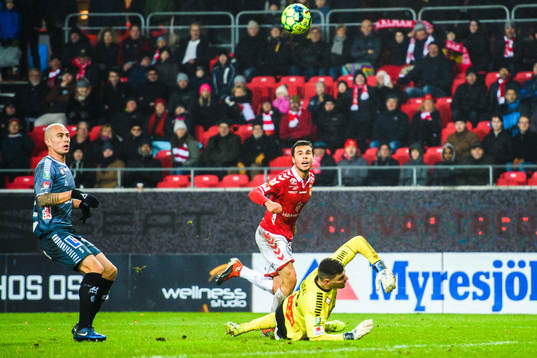 Kalmars Herman Hallberg gör 2-0 bakom Brages målvakt Peter Rosendal